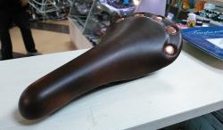Седло DDK-2732RV спорт. ст рамка, коричневое с заклепками купить в Воронеже